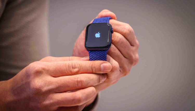 Which is better smart band or smartwatch?