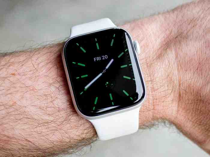 How far can you be away from your phone with Apple Watch SE?