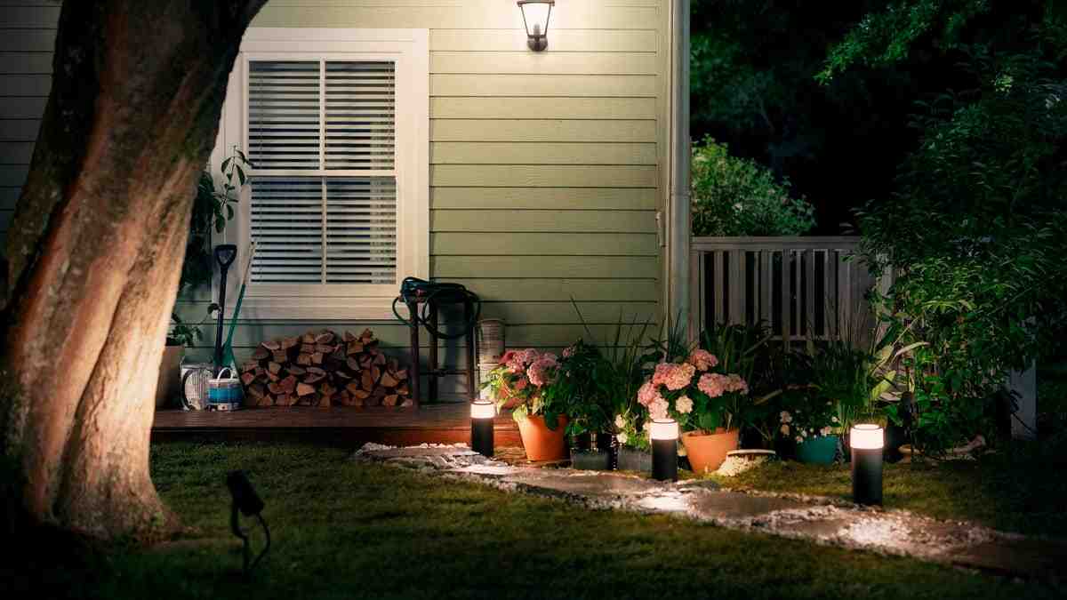 How many smart bulbs can you connect together?