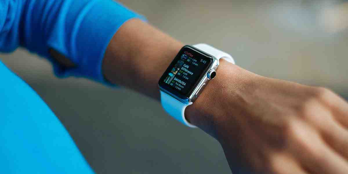 What is better Apple Watch or Fitbit?